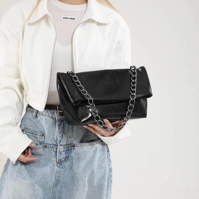 Bolsa de ombro Mireli feminina combinada com visual elegante e atemporal