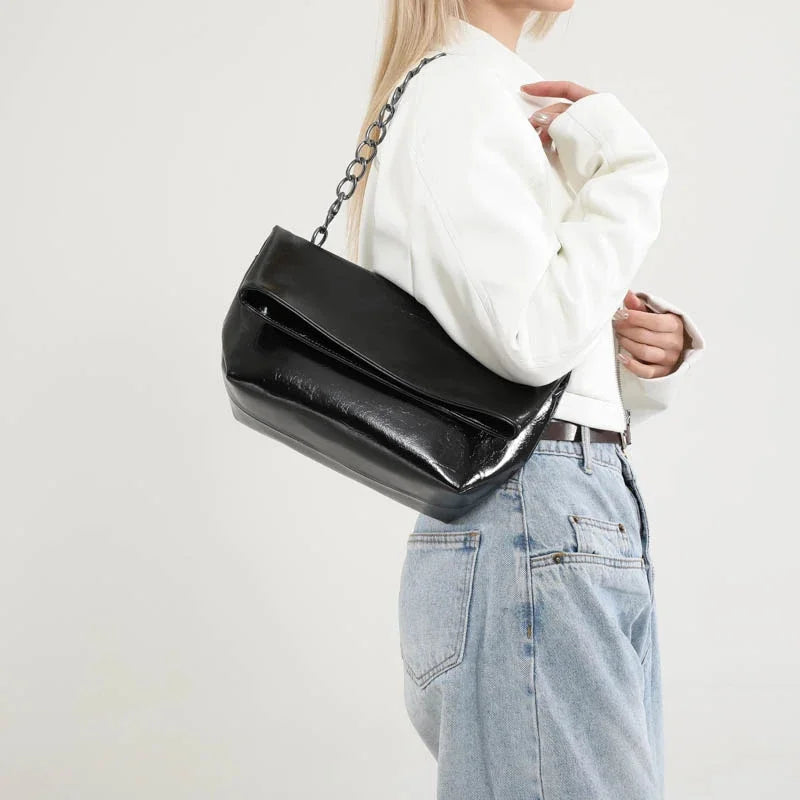 Bolsa Mireli feminina usada pela modelo em look casual chic