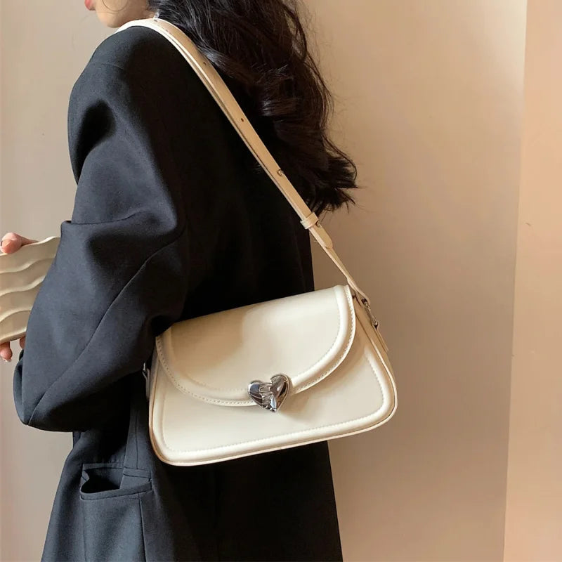 Bolsa transversal pequena feminina Cartier Marquise em look moderno