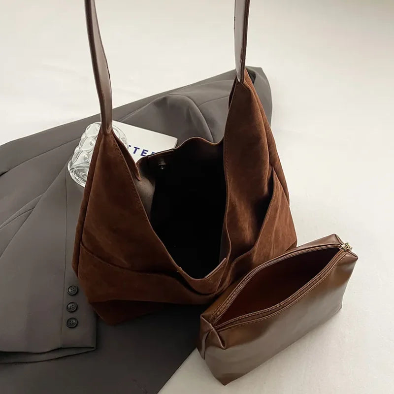 Bolsa transversal feminina de camurça marrom