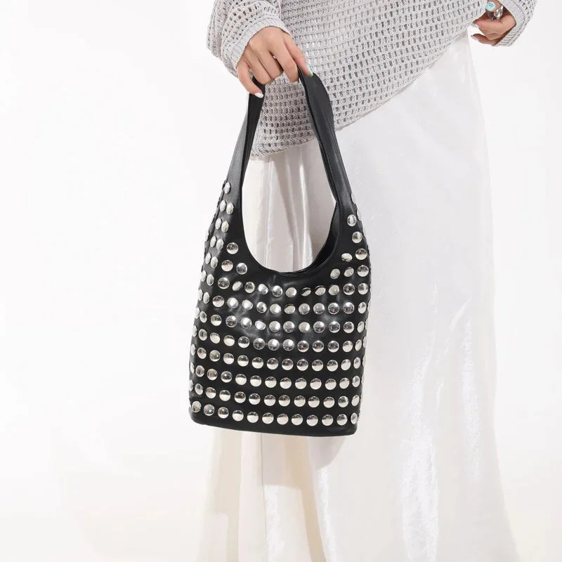 Bolsa Tote Média Boho Punk com Studs - Savona Preta