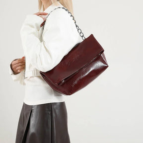 Bolsa Mireli feminina usada como acessório de moda