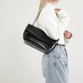 Bolsa Mireli feminina usada pela modelo em look casual chic