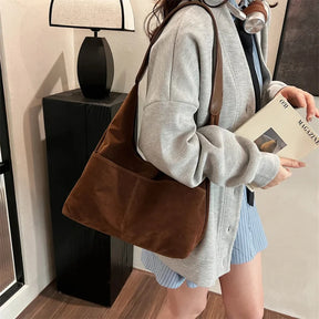 Bolsa Feminina de camurça marrom Belmont Marquise no ombro