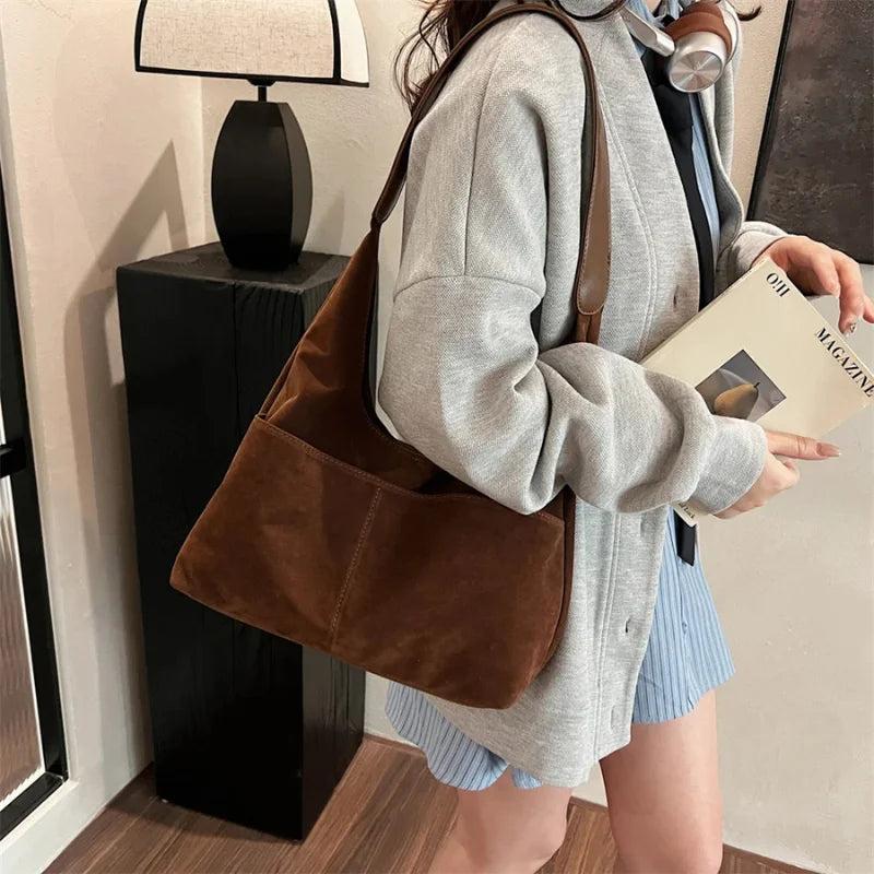 Bolsa Feminina de camurça marrom Belmont Marquise no ombro