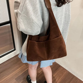 Bolsa de camurça Belmont Marquise usada como bolsa transversal casual