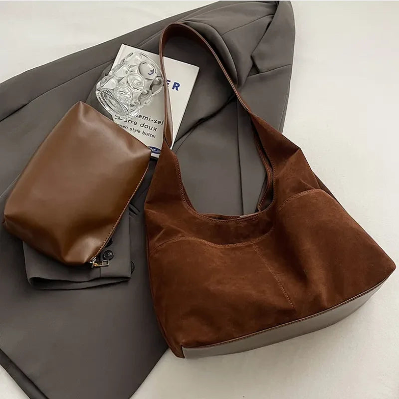 Bolsa Belmont Marquise em camurça marrom com acabamento premium