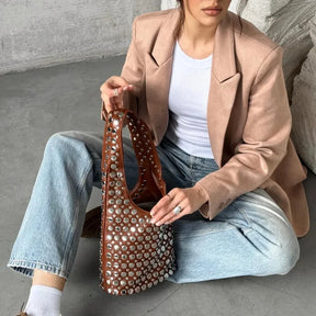 bolsa boho punk marrom com ferragens metálicas