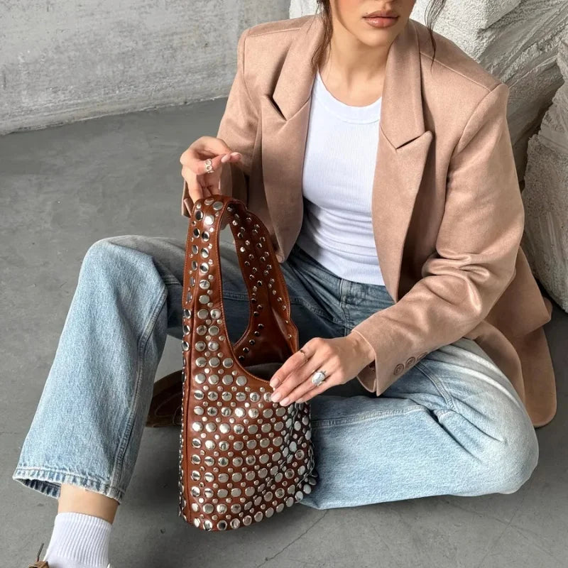 bolsa boho punk marrom com ferragens metálicas