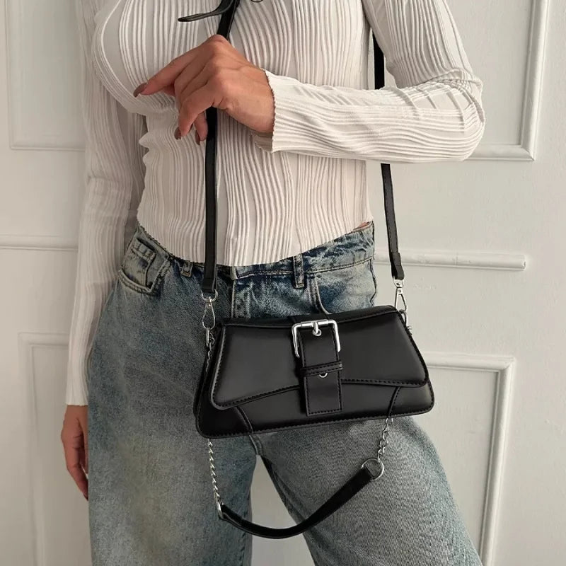 Bolsa de Couro com Corrente - Capri Preta