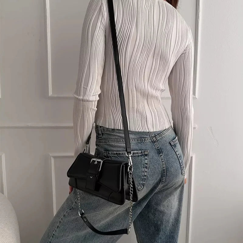 Bolsa de Couro com Corrente - Capri Preta