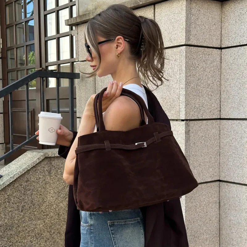 Bolsa Helena no ombro da modelo