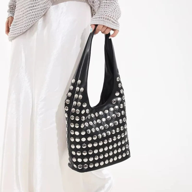 Bolsa Tote Média Boho Punk com Studs - Savona Preta