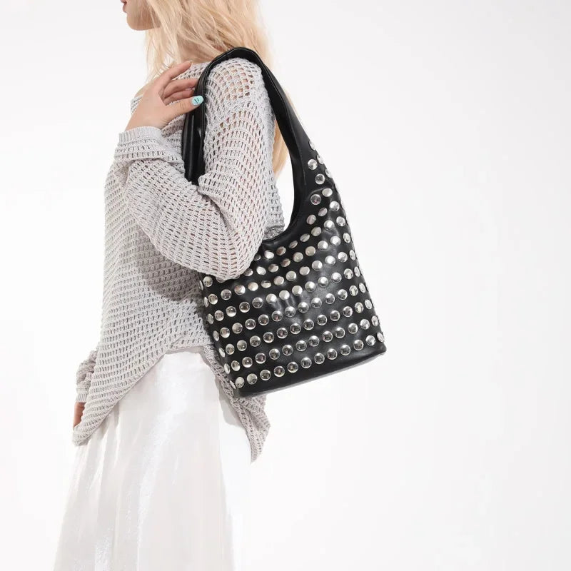 Bolsa Tote Média Boho Punk com Studs - Savona Preta