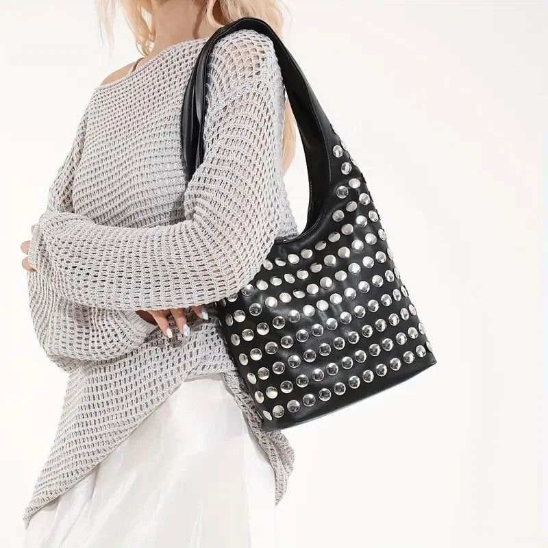 Bolsa Tote Média Boho Punk com Studs - Savona Preta