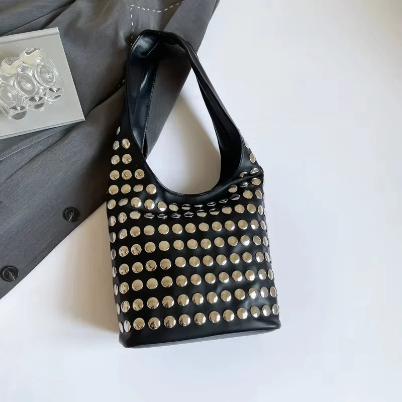 Bolsa Tote Média Boho Punk com Studs - Savona Preta